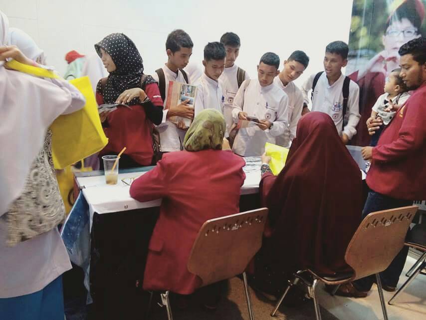 Suasana pelaksanaan pameran pendidikan di Stand UMM. (doc. pribadi) NIAT baik Universitas Muhammadiyah